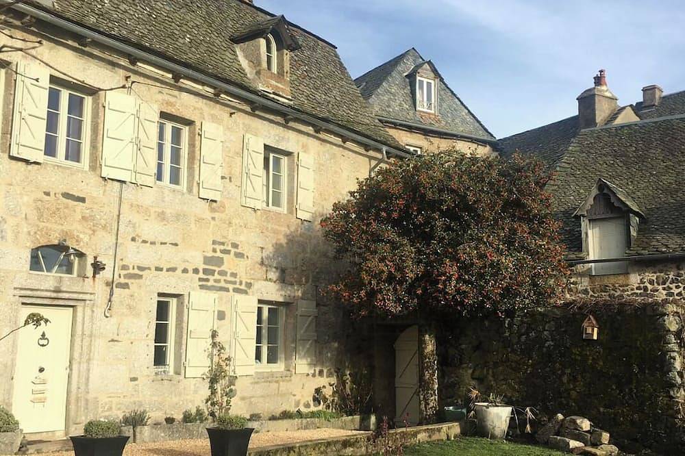 Ehemaliges Pfarrhaus mit Garten in Aubrac in Saint-Urcize, Region Saint-Flour