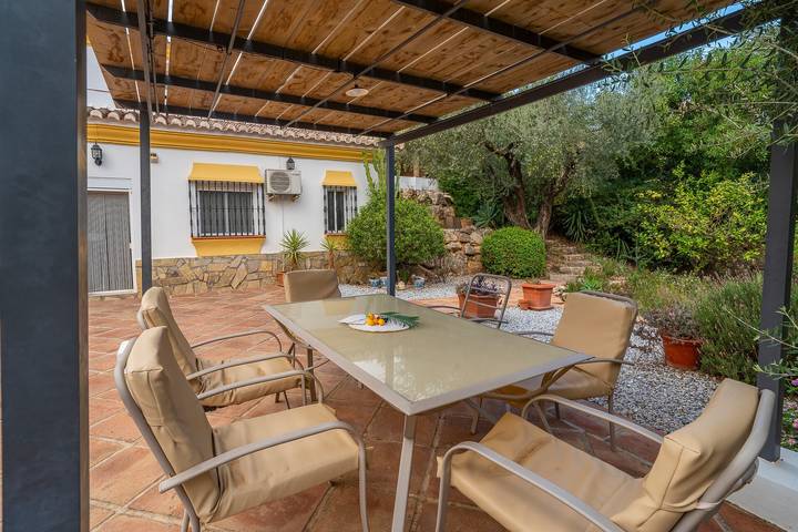 Villa 'Siempre Verde' mit Bergblick, Pool & WLAN in Alcaucín, Málaga Provinz