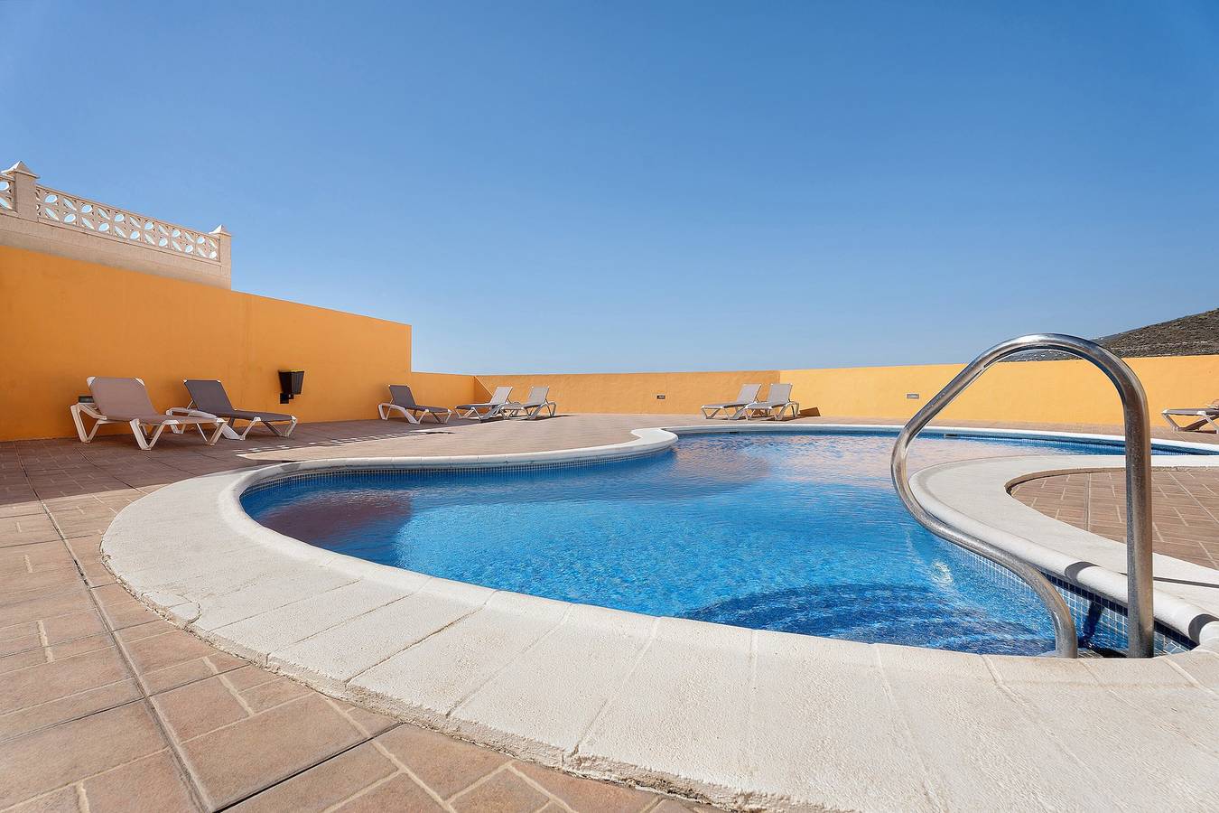 Apartamento entero, Apartamento de vacaciones 'Roque Del Conde Sunset View' con vistas al mar, piscina y Wi-Fi in Adeje, Tenerife Sur