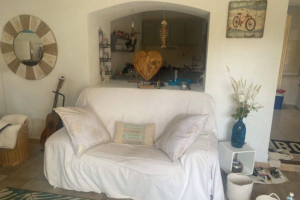 Pretty atypical village house with garden in the heart of Châteauneuf du Pape.  in Châteauneuf-du-Pape, Vaucluse