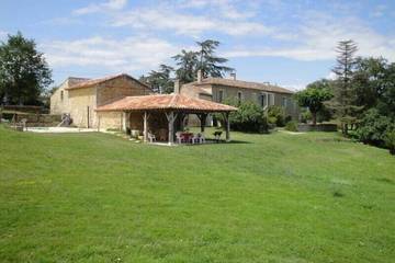 Gîte pour 10 personnes, avec terrasse et jardin à Layrac