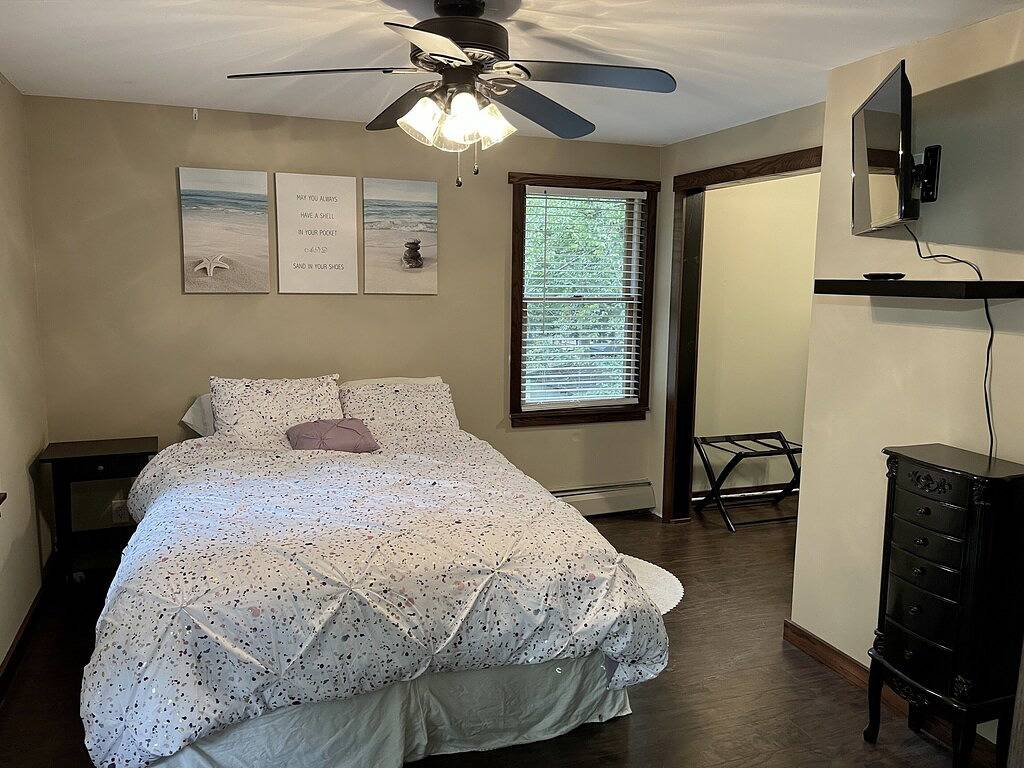 Lake house, Dock, 3 beds/3 full baths. Pet friendly! in Shapleigh, York County