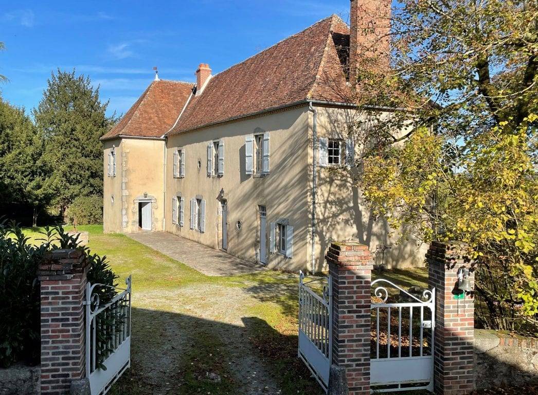 Maison Seigneuriale du Xviième in Magnac-Laval, Région de Bellac