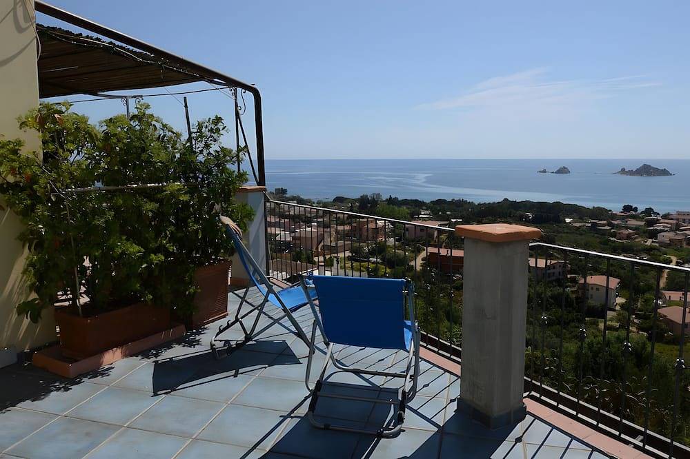 Entire apartment, Apartment 'Vista Mozzafiato' with Sea View, Wi-Fi and Air Conditioning in Tancau sul Mare, Santa Maria Navarrese