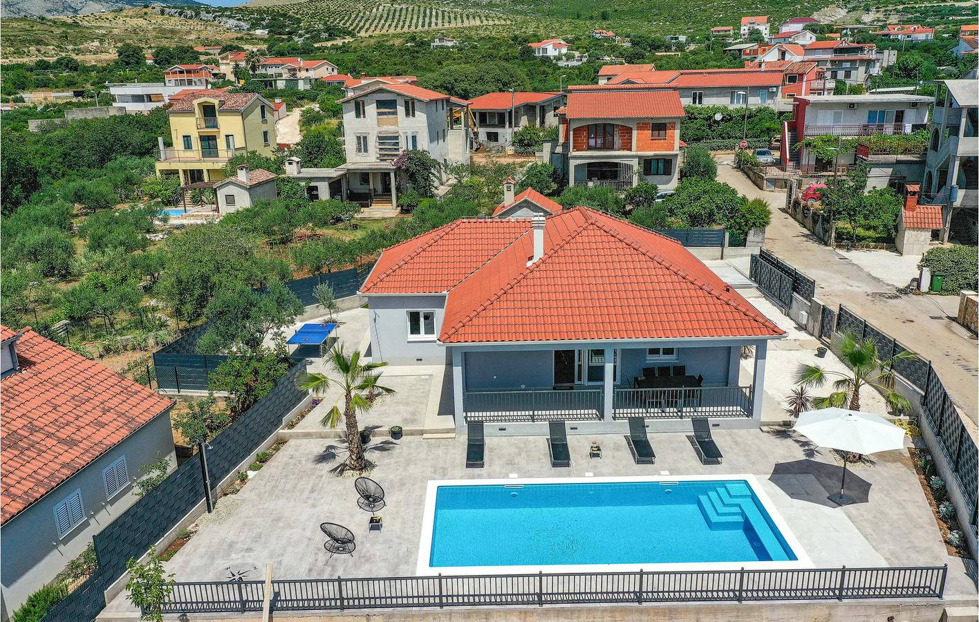 Moderne 2-Zimmer-Wohnung mit Pool und Terrasse, WLAN und Klimaanlage in Plano (Kroatische Adria), Split-Dalmatien