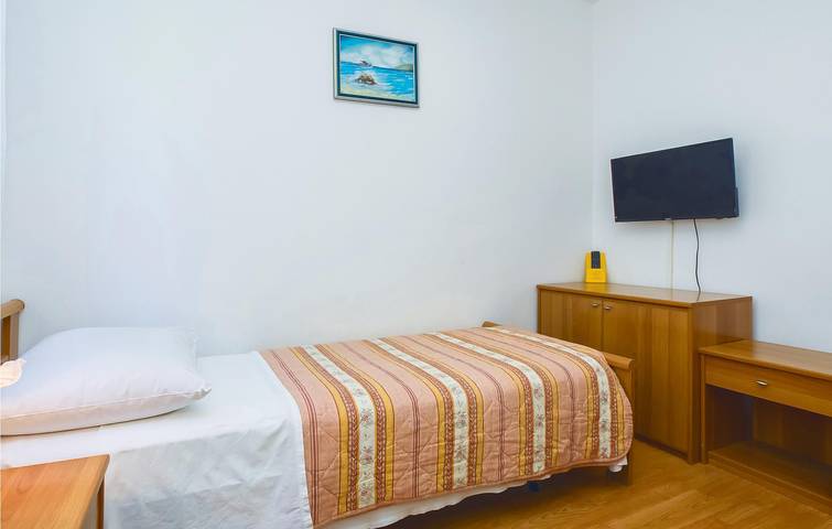 Ganze Ferienwohnung, Gemütliche Ferienwohnung mit Terrasse, Klimaanlage und WLAN, 2 km vom Juto-Strand entfernt in Lokva Rogoznica, Omis-Riviera