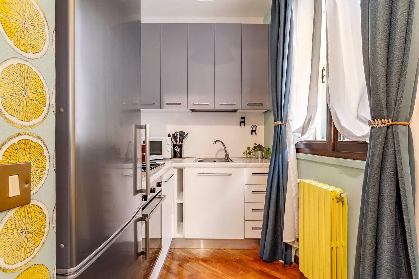 Design Villa with parking, Navigli, Milan,sleeps5 in Milan, Milan Province
