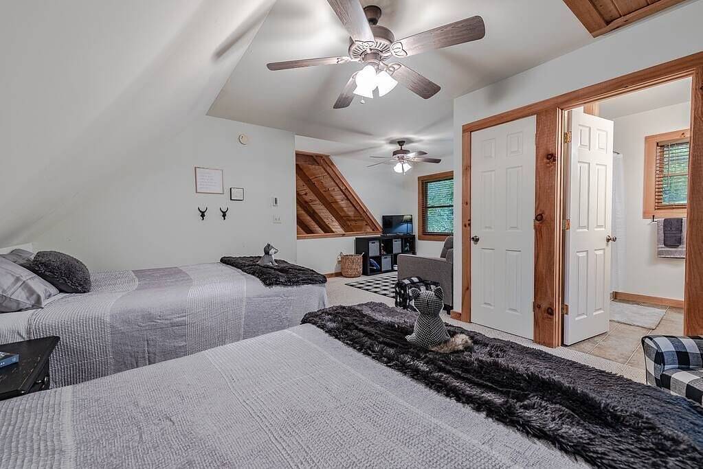 Bear Pause Cabin 3 Br/3Ba Amazing Lake View Ev Charger in Blue Ridge Parkway, Seven Devils