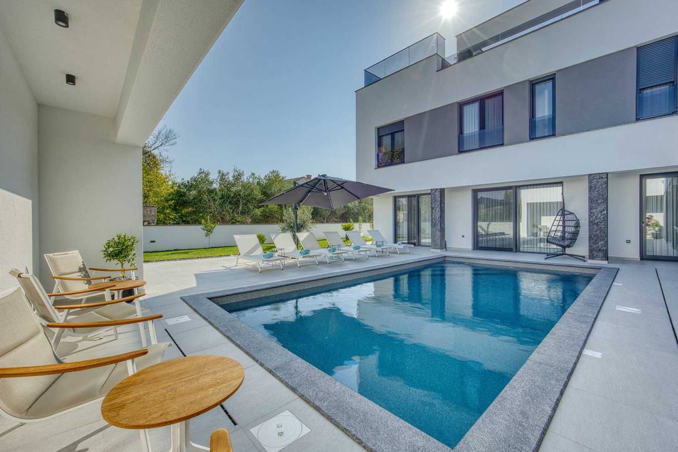 Crowonder Villa Elena with Two Swimming Pools and Sauna in Petrčane, Région de Zadar