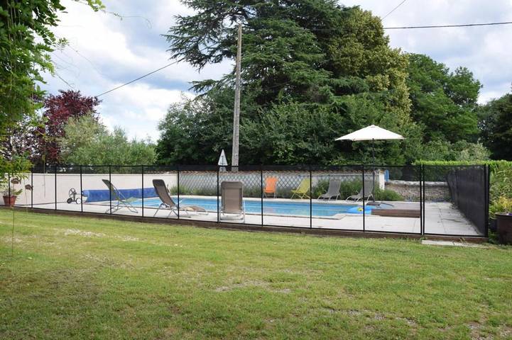 Location de vacances pour 6 personnes, avec jardin ainsi que piscine et vue, animaux acceptés à Mensignac - 3