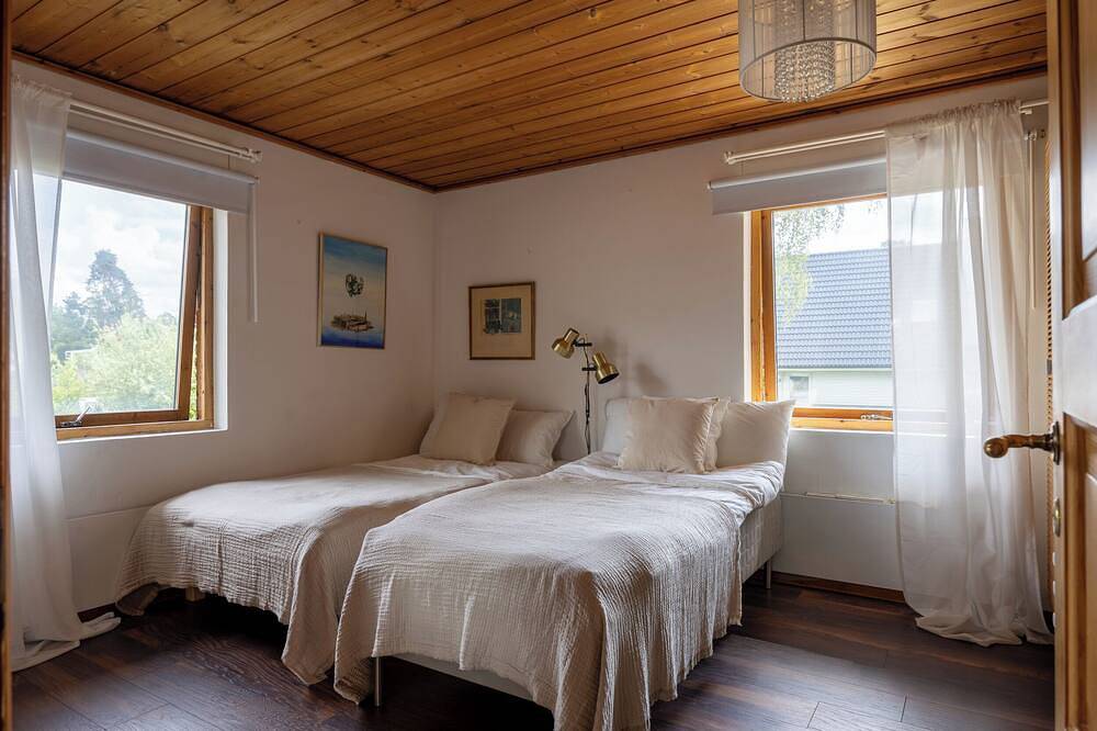 Scenic Lakehouse near Stockholm with Sauna & Jetty in Huddinge, Svenska Östersjön