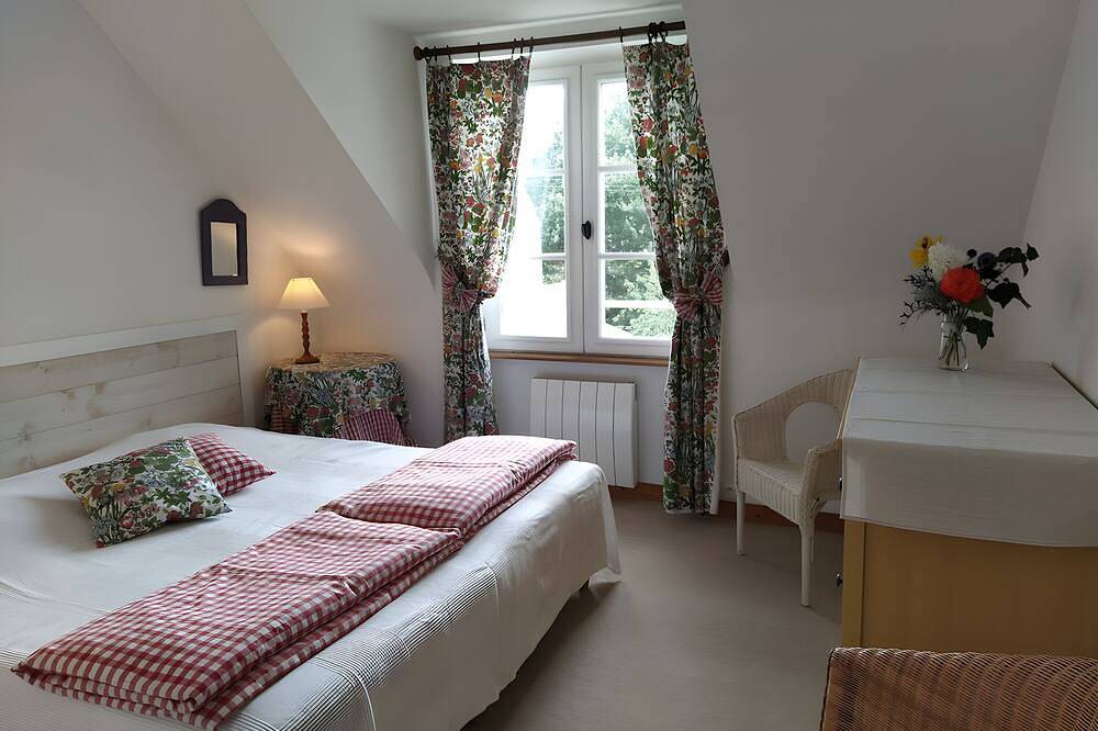 Holiday Home 'La Ville Es Anougiers' with Private Terrace, Private Garden and Wi-Fi in Ploubalay, Dinan region