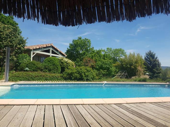 Location de vacances pour 6 personnes, avec vue ainsi que jardin et piscine, animaux acceptés à Saint-Andéol-de-Vals