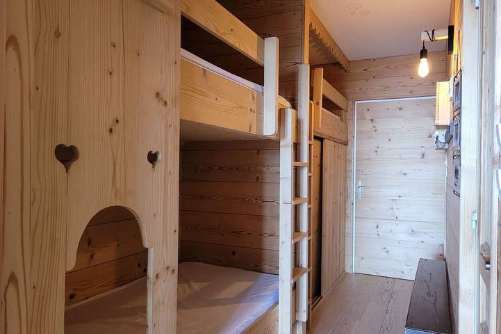 Entire apartment, Spacious mountain studio, valley view balcony, central location, near slopes in Pra-Loup, Uvernet-Fours