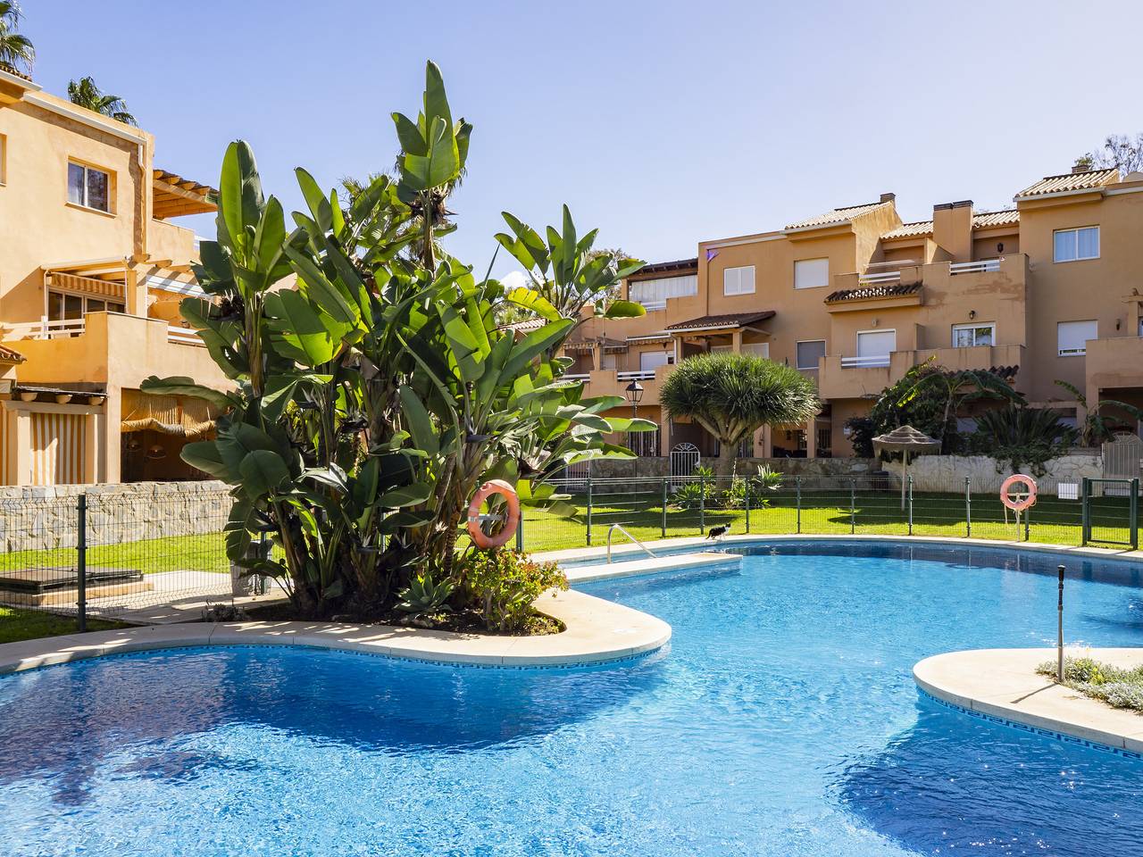 Geheel appartement, Cubo's Cabopino Beach Marbella Apartment in Carib Playa, Marbella