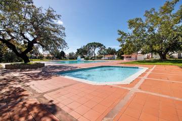 Ferienwohnung für 8 Personen, mit Kinderpool und Garten sowie Balkon an der Algarve