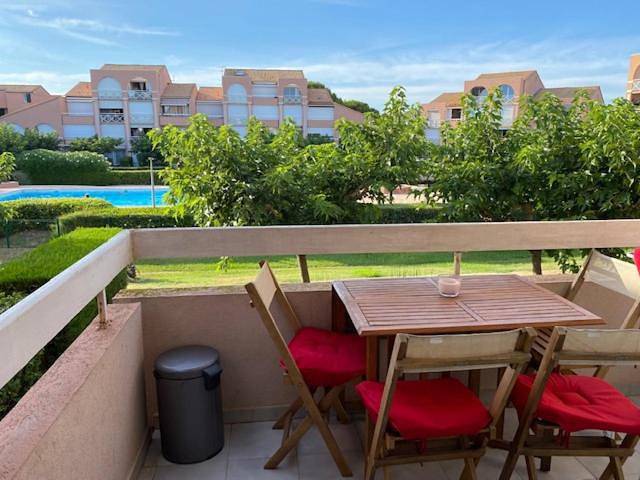 Gîte pour 2 personnes, avec bassin pour enfant ainsi que terrasse et piscine dans Plage Saint-Maurice