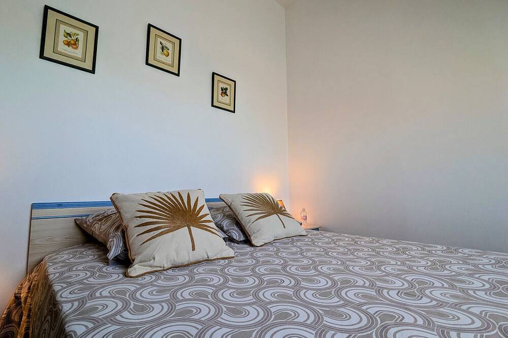 Gemütliches Zimmer mit Sitzecke und Frühstück in Châteauroux, Châteauroux und Umgebung