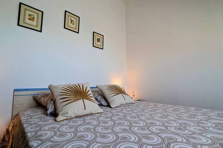 Gemütliches Zimmer mit Sitzecke und Frühstück in Châteauroux, Châteauroux und Umgebung