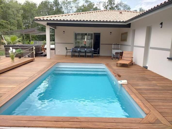 Location de vacances pour 8 personnes, avec Jacuzzi et Terrasse ainsi que Jardin et Piscine à Ayguemorte-les-Graves