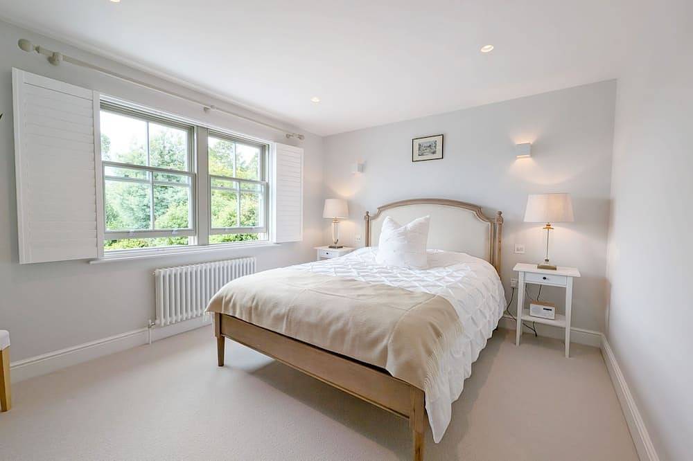 The Town House - sleeps 6 guests  in 3 bedrooms in Chichester, South-Downs