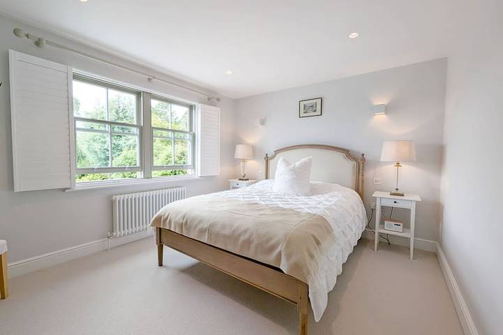 The Town House - sleeps 6 guests  in 3 bedrooms in Chichester, South Downs