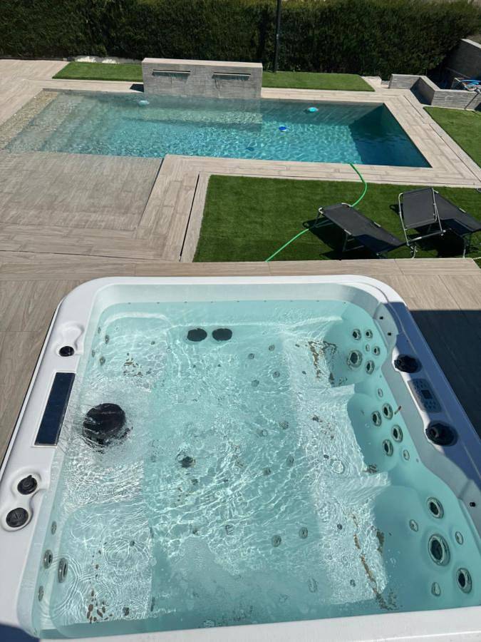 Chalet para 9 personas, con jacuzzi y balcón además de jardín y piscina - 1