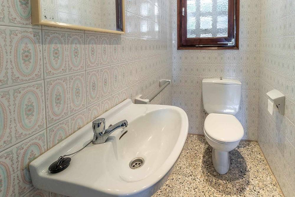 Entire apartment, Grifeu 6 Bright apartment with terrace and views in Platja Grifeu, Upper Empordà