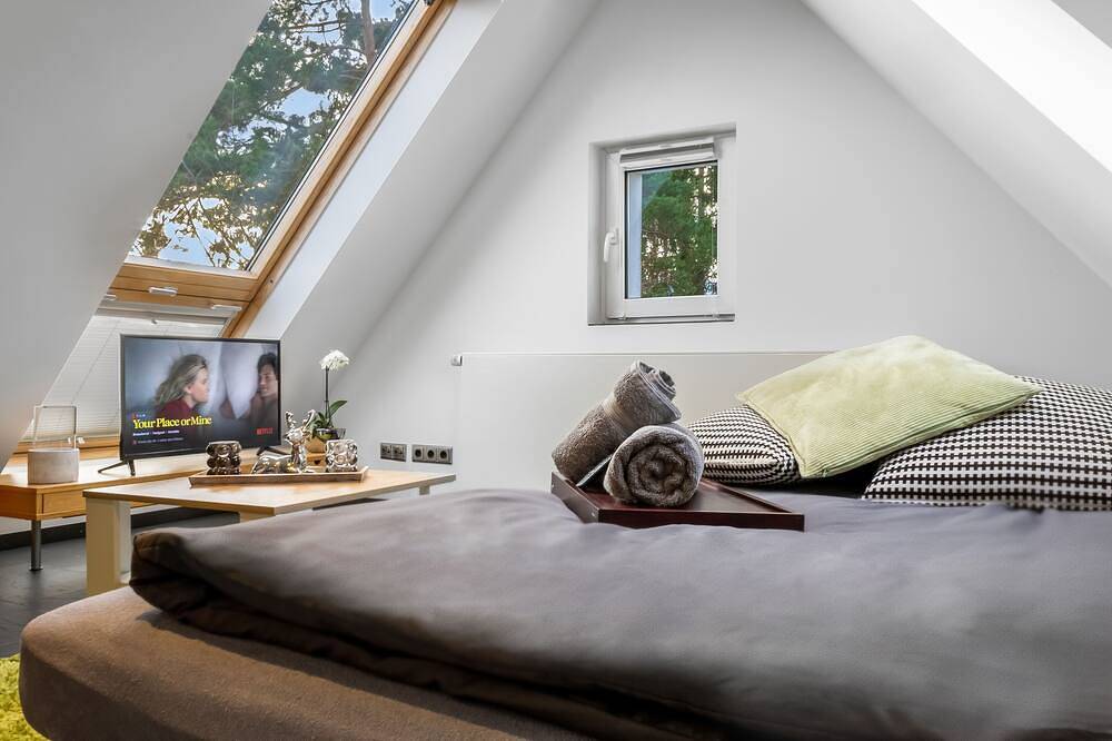 Entire apartment, 20 minutes to the city! Cozy attic studio apartment. in Nuremberg, Franconia