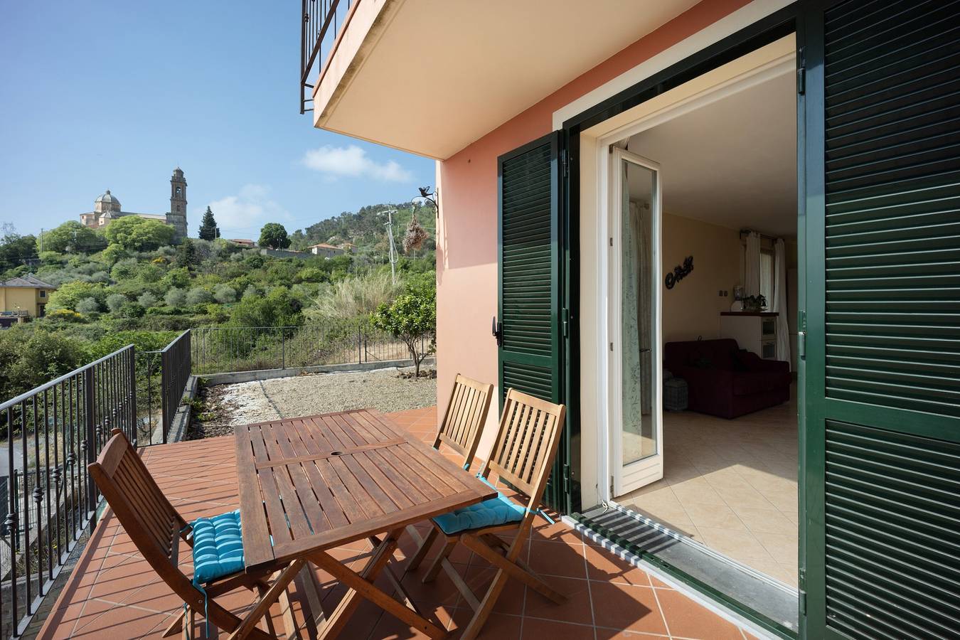 Appartamento intero, Appartamento Maison Laura con vista sul mare, Wi-Fi, terrazza e giardino; animali ammessi in Diano Arentino, Riviera di Ponente
