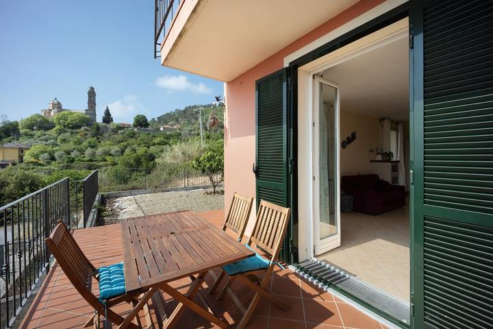 Apartamento entero, Apartamento Maison Laura, con vistas al mar, Wi-Fi, terraza y jardín; admite mascotas in Diano Arentino, Riviera di Ponente
