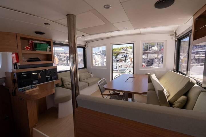 Péniche pour 8 personnes dans Port Pin Rolland - 3