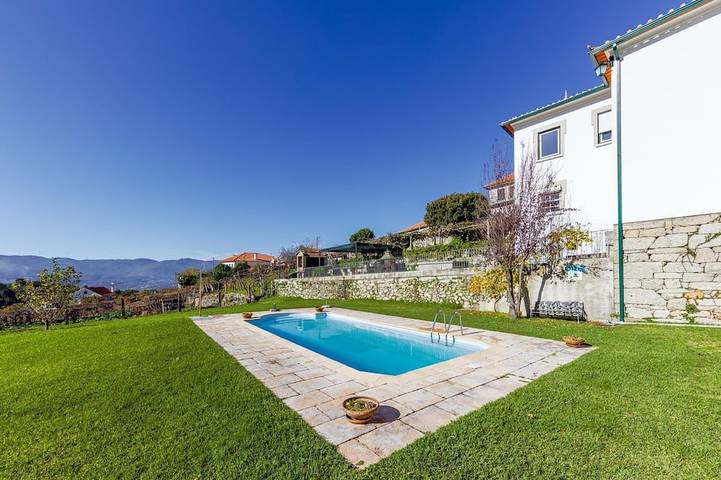 Gîte pour 13 personnes, avec sauna et jardin ainsi que balcon et piscine, animaux acceptés