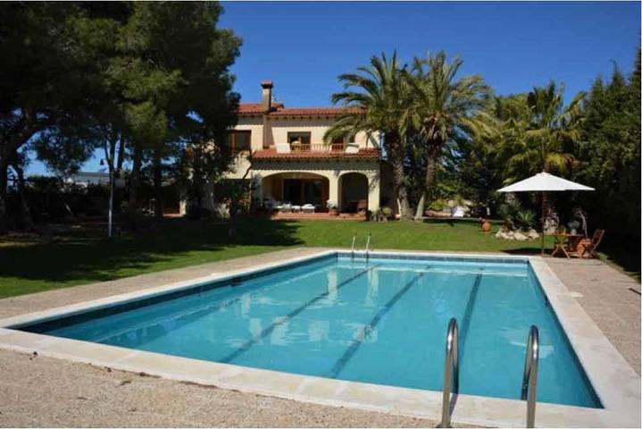Casa de vacaciones para 12 personas, con piscina además de vistas al mar y jardín en Garraf