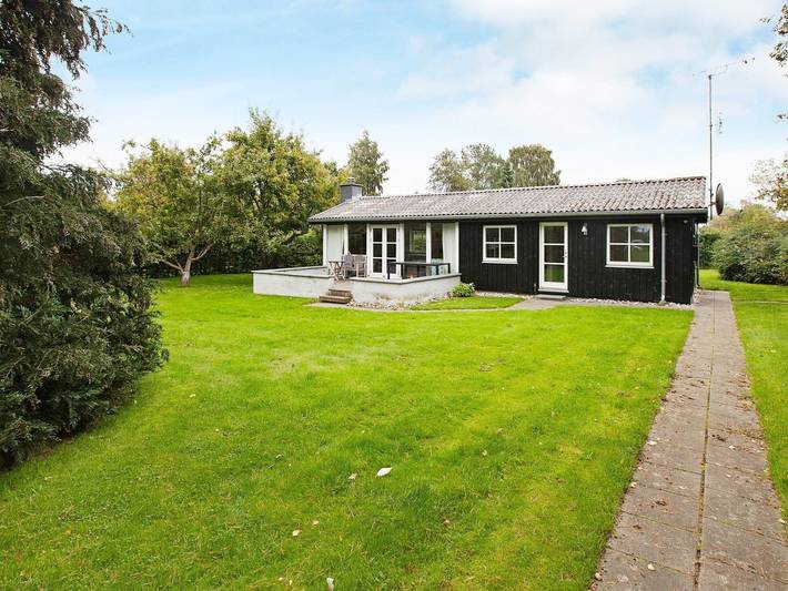 Ferieudlejning for 6 personer, med Jacuzzi og Terrasse samt Have i Dronningmølle