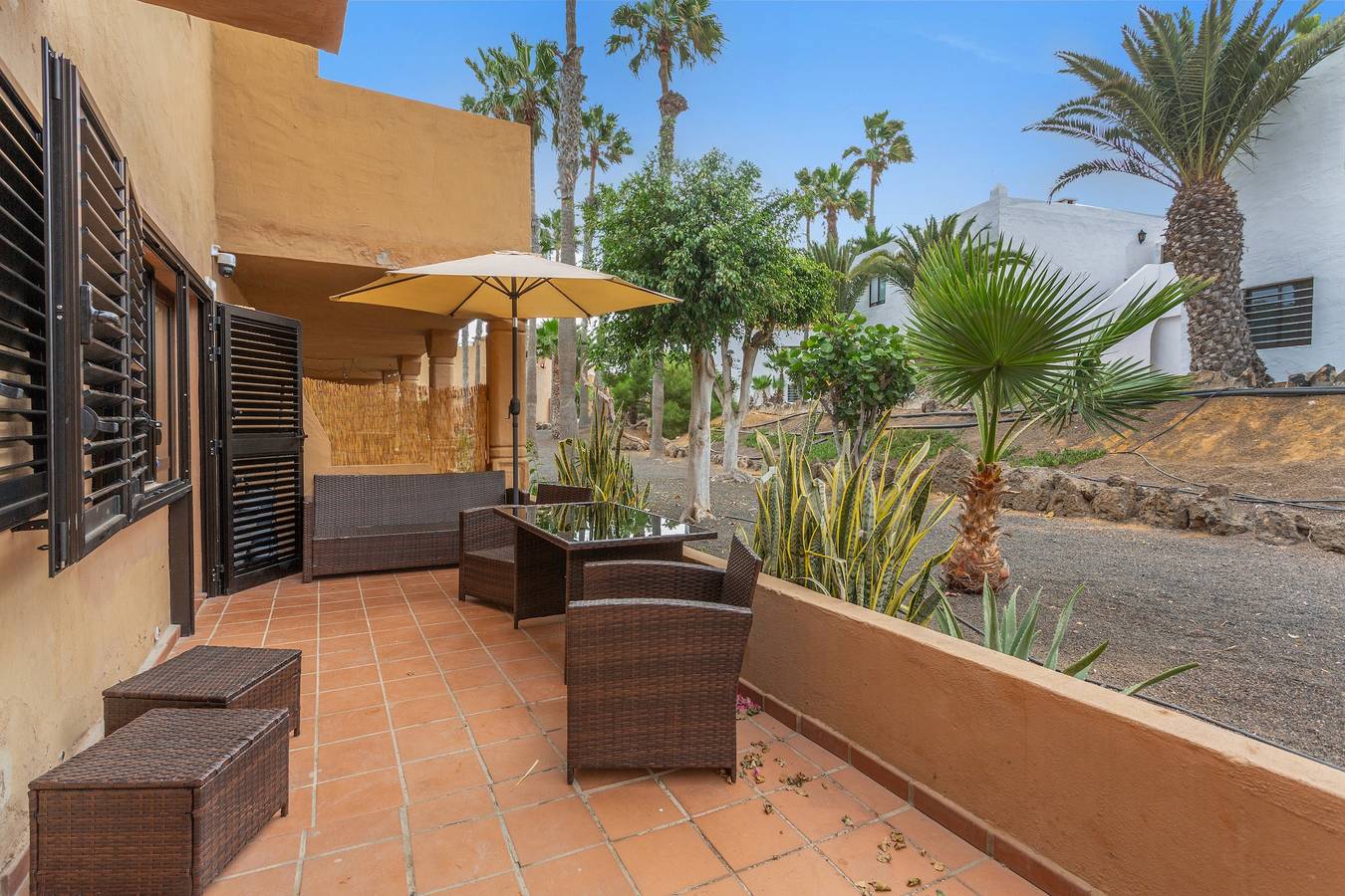 Apartamento entero, Vacaciones 'Oasis Soleado' con piscina compartida, Wi-Fi y aire acondicionado in Corralejo, La Oliva