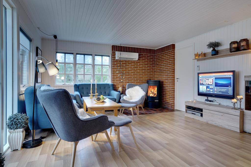 Dejligt feriehus beliggende på stor grund som er omkranset af nåletræer. in Henne, Filsø See