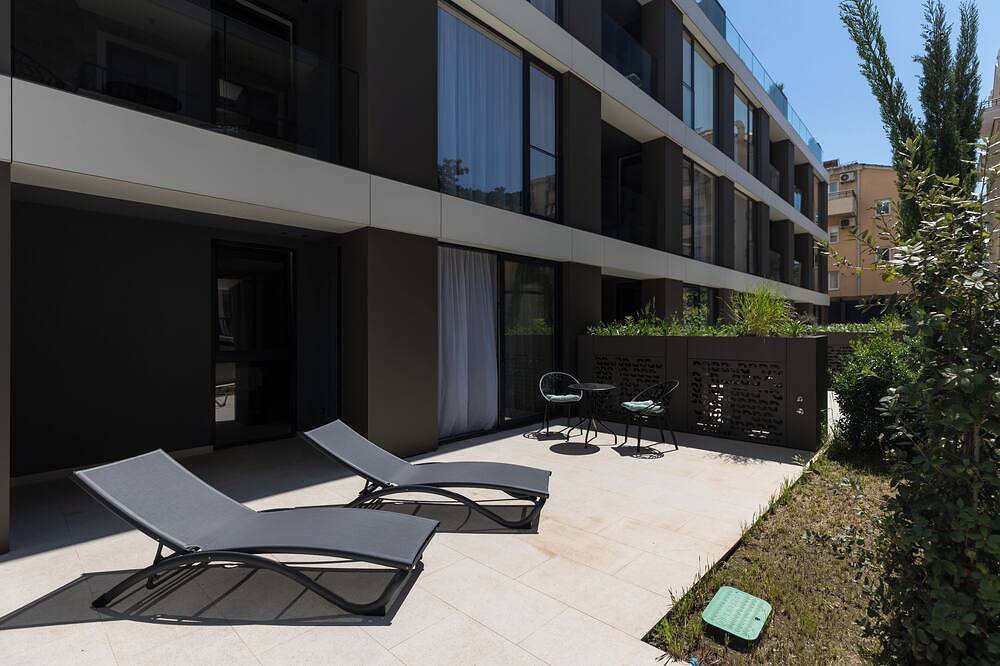 Entire apartment, Onia Spacious Studio with Terrace in Budva, Opština Budva