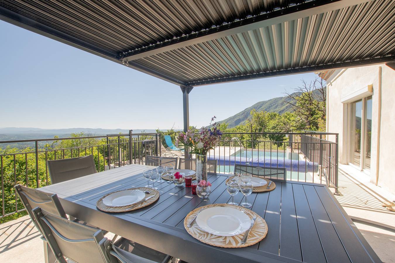 Villa for 8 Guests in Gravières, Auvergne-Rhône-Alpes