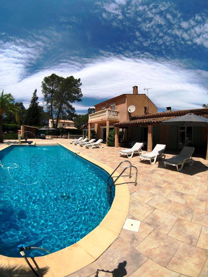 Villa pour 20 personnes, avec Balcon et Jacuzzi ainsi que Terrasse et Jardin à Puget-sur-Argens