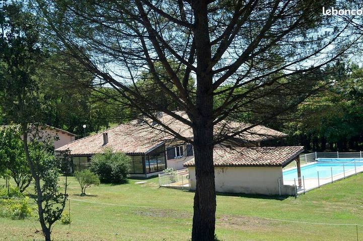 Gîte pour 14 personnes, avec jardin à Puygaillard-de-Quercy