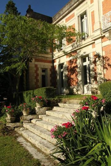 Chambre d’hôte pour 2 personnes, avec piscine ainsi que vue et jardin à Saint-Laurent-de-Belzagot