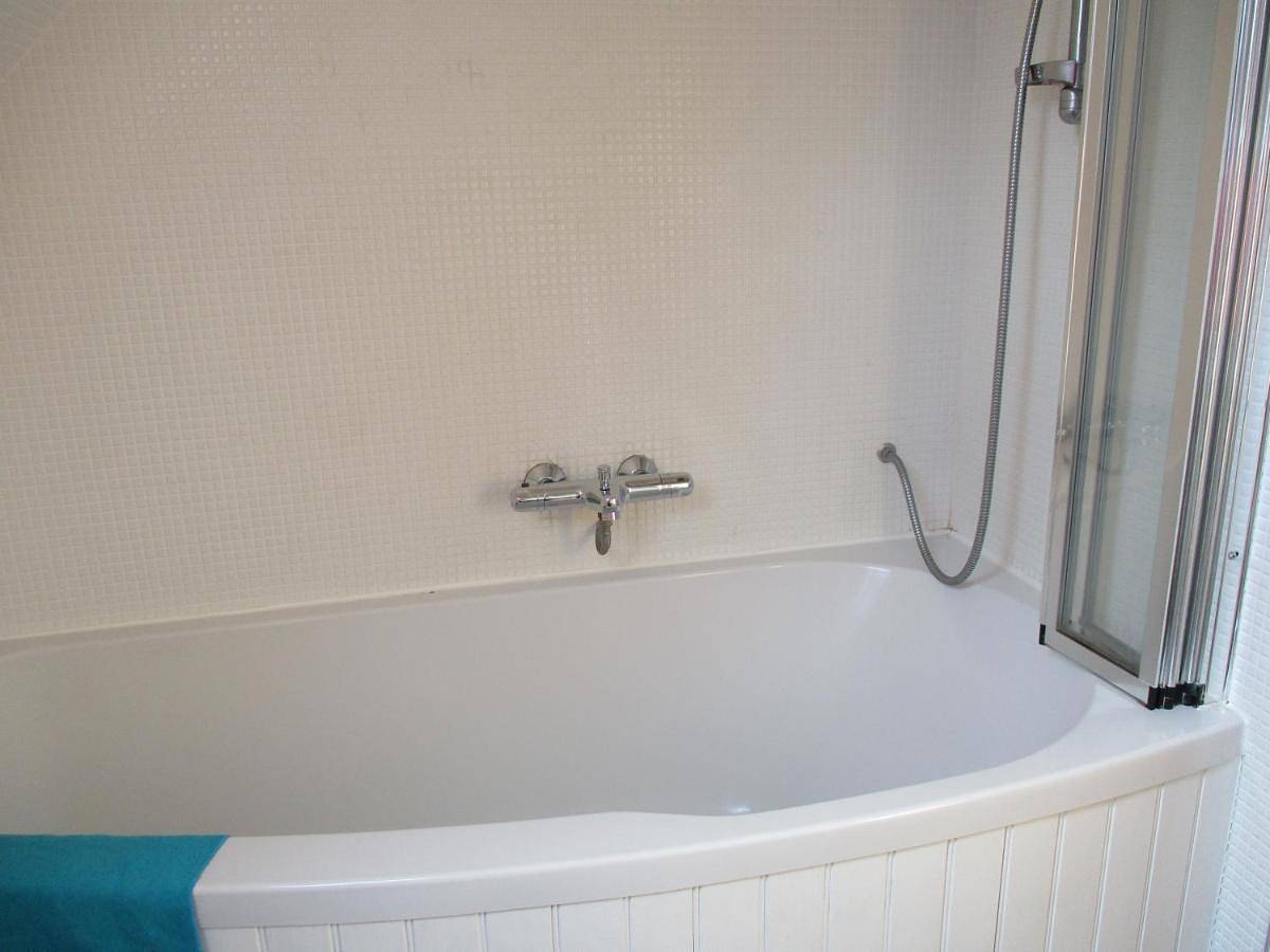 Appartement entier, Twin Room with Shared Bathroom in Saint-Nicolas-du-Pélem, Région de Guingamp