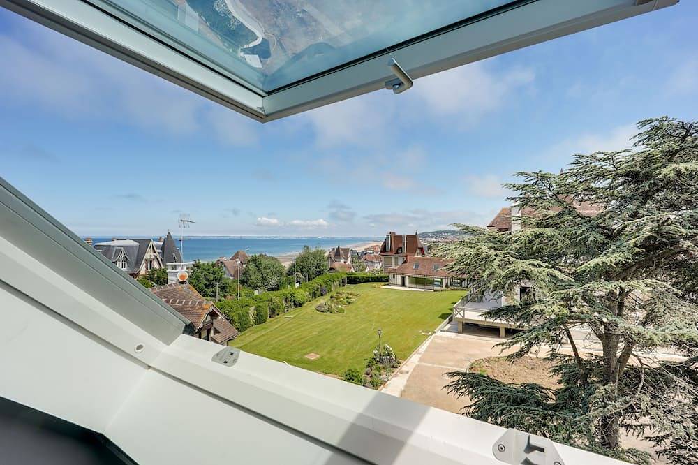 Beautiful Villa with Heated Pool Sauna Sea view 2 min to beach, 8 pers. in Benerville-sur-Mer, Lisieux region