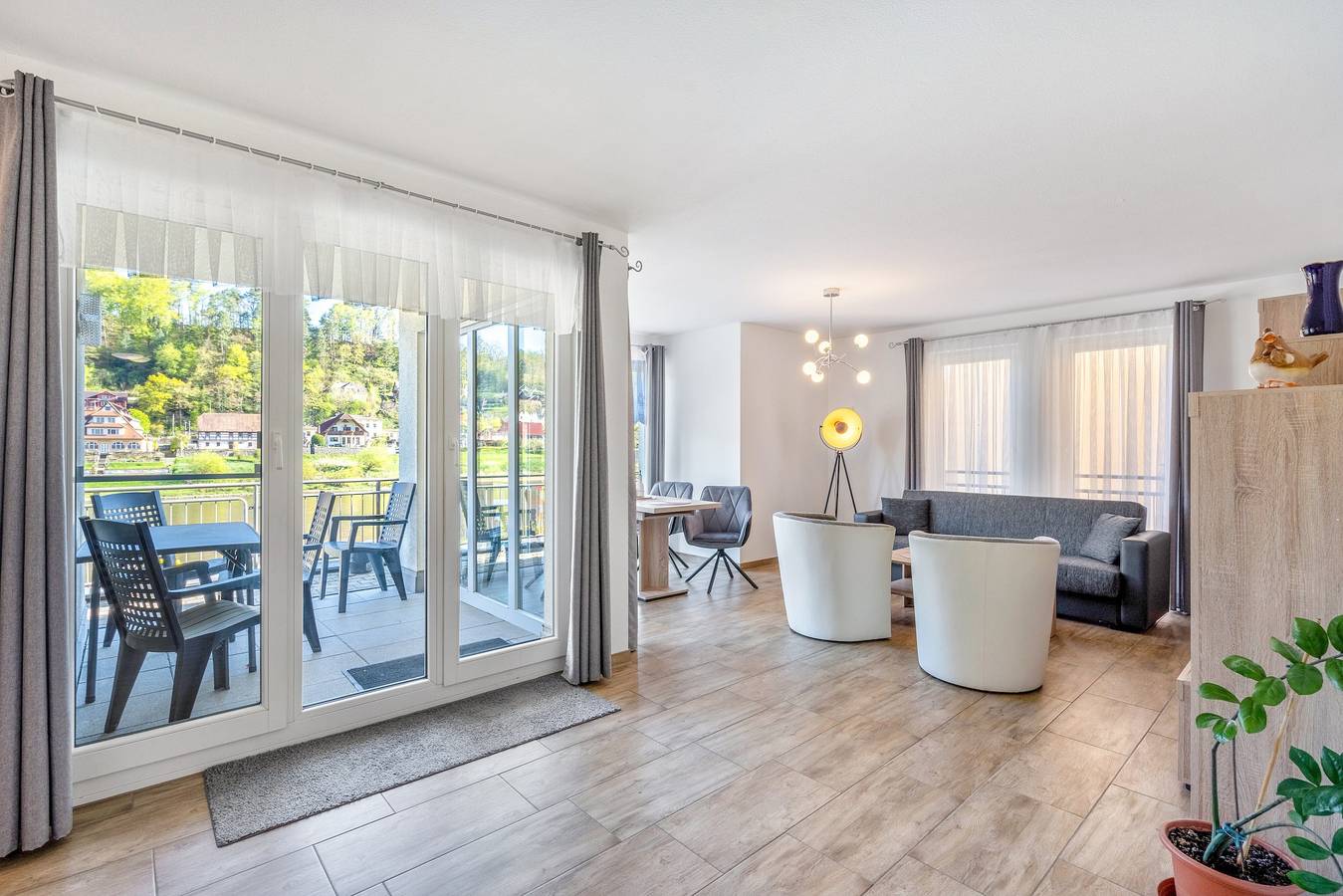 Ganze Wohnung, Ferienwohnung Elbufer 3a mit Bergblick, privater Terrasse und Wlan in Stadt Wehlen, Wehlen