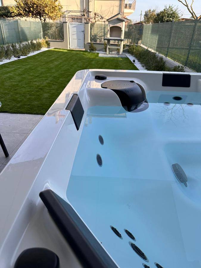 Location de vacances pour 8 personnes, avec jacuzzi ainsi que jardin et piscine, animaux acceptés dans Bellaria-Igea Marina - 2