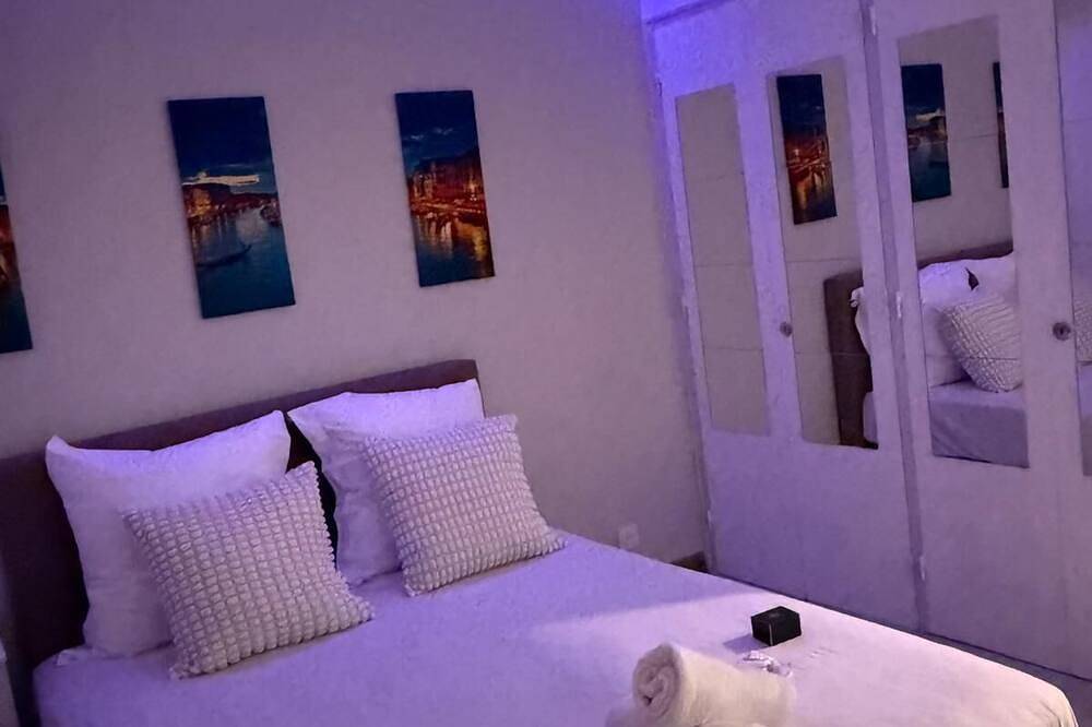 Entire apartment, Apartment Le Valéria in Saint-Laurent-du-Var, Cannes region