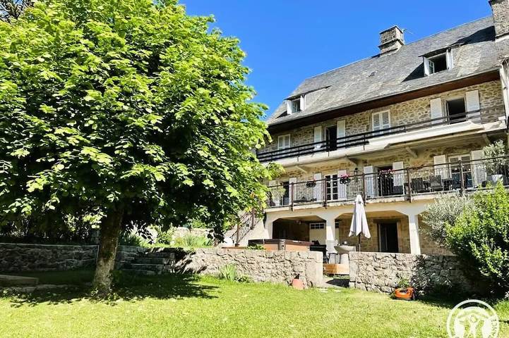 Location de vacances pour 6 personnes, avec Terrasse à La Roche-Canillac