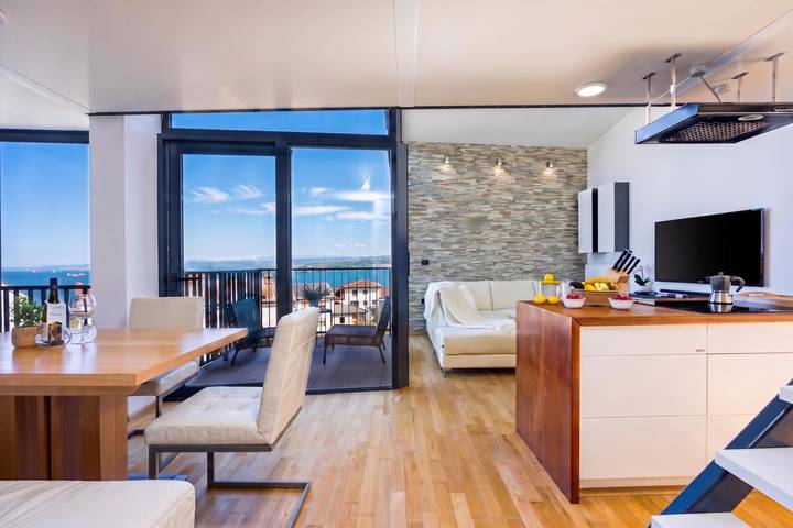 Azure Adriatic Residence w/ Sea-View Balcony in Koper, Slowenische Riviera