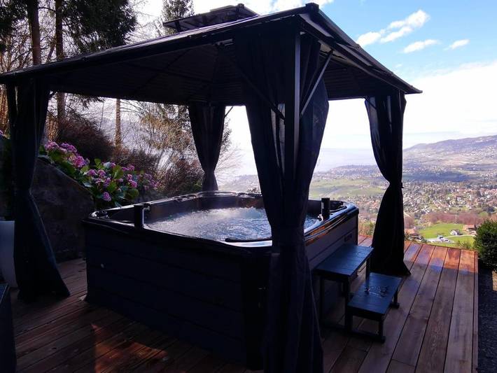 Ferienhaus für 5 Personen, mit Balkon und Whirlpool sowie Terrasse und Seeblick in Montreux